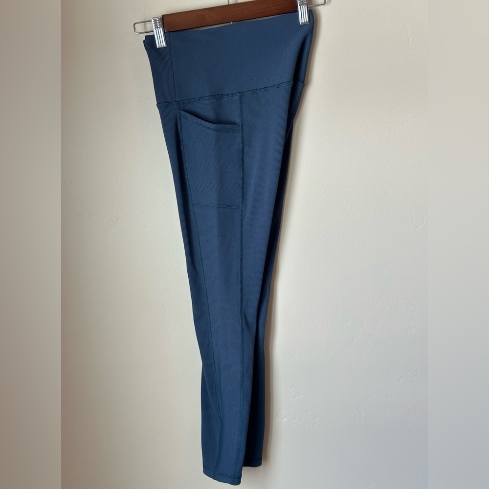 RBX Women’s Size S blue ribbed Capri leggings with pockets - 24” inseam